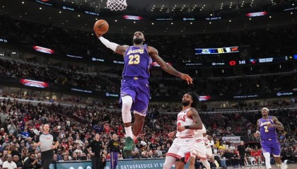 詹姆斯24+5创NBA历史第1神迹！东契奇46+7+11+8记3分刷爆纪录